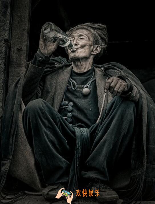 抖音彝族老人在门口喝酒图片_彝族老人在门口独自喝酒原图