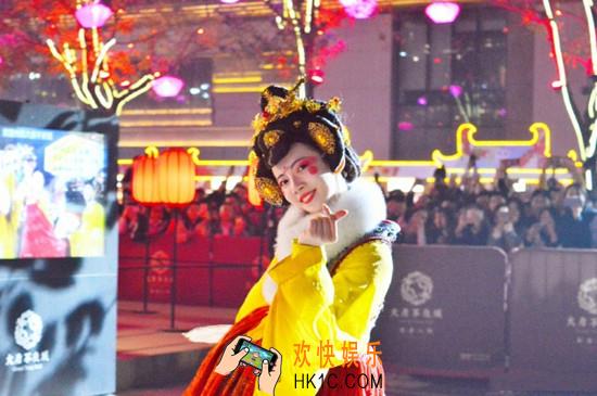 抖音皮卡晨为什么火了_西安大唐不夜城不倒翁美女皮卡晨走红的前因后果