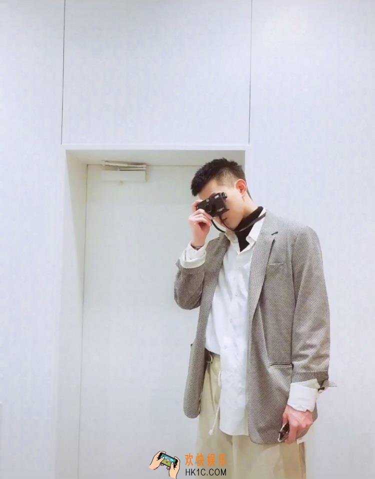 抖音范世琦拿相机拍照的P图素材图片分享_范世琦拿相机拍照原图下载