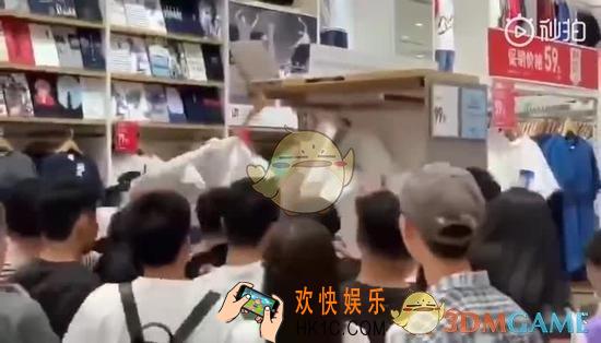 全员kaws是什么意思_KAWS优衣库联名T恤疯抢介绍