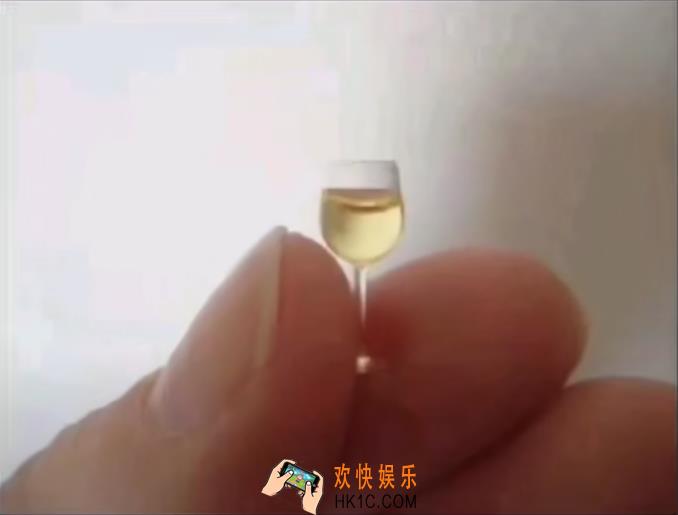 抖音手拿小酒杯千杯不醉图片下载_状态到位千杯不醉原图分享